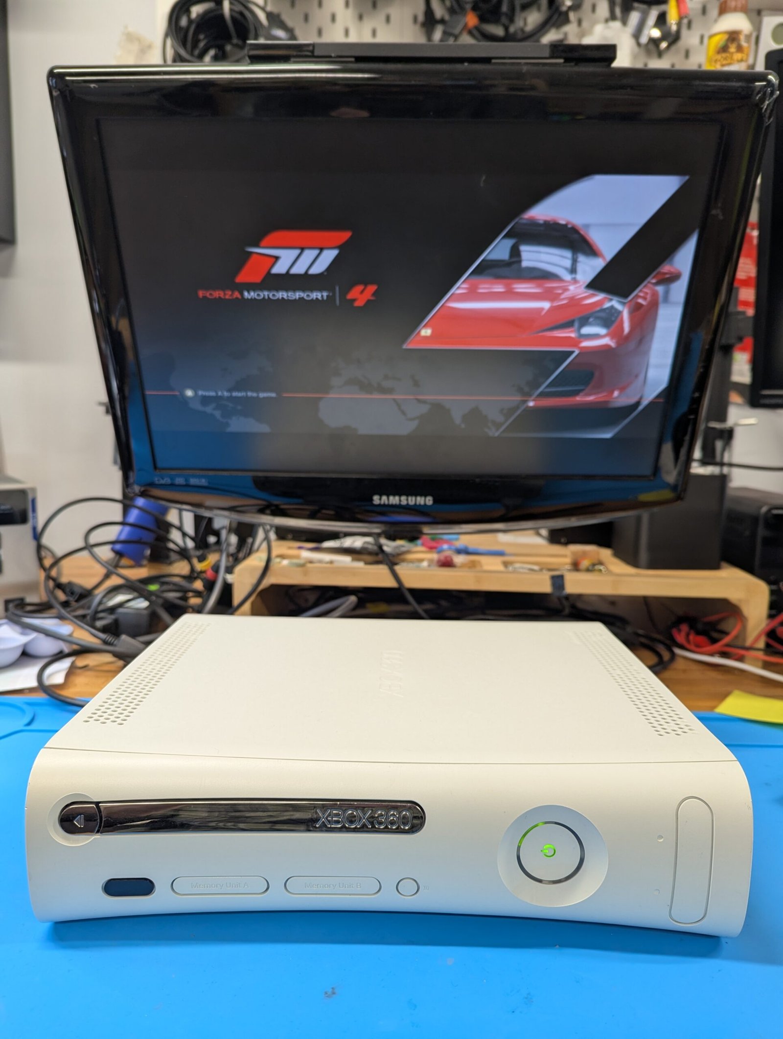 Refurbished white Xbox 360 with 13599 NXE dashboard - Image 5